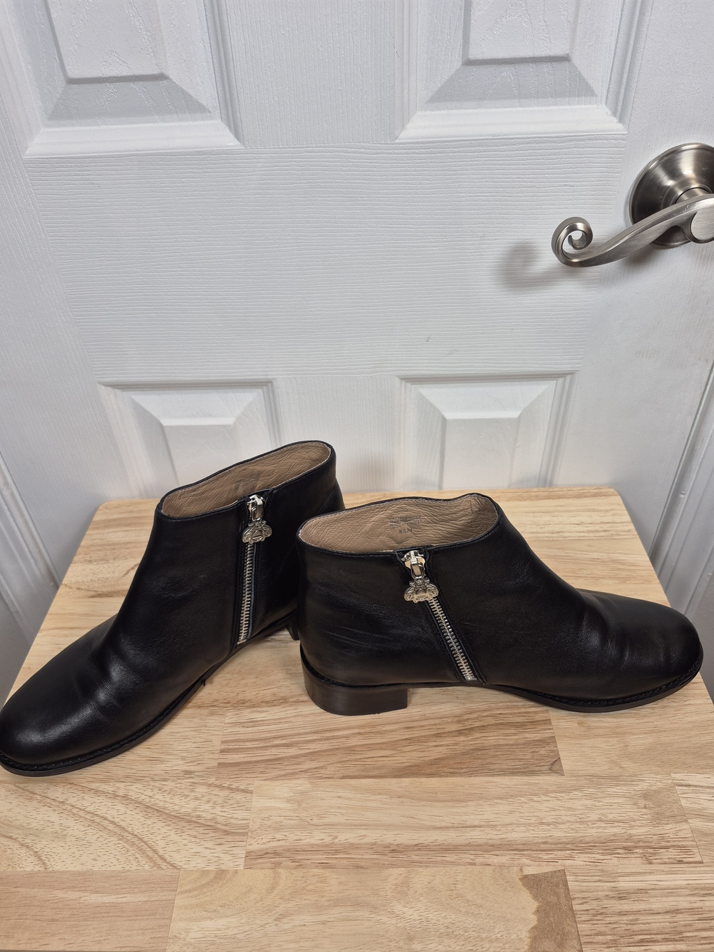 ​Bettye Muller Black Leather Ankle Booties Bee Zipper Fall Trends Size 8.5